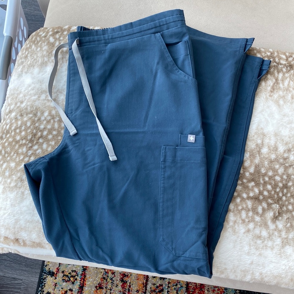 FIGS Yola skinny scrub pants PETITE
